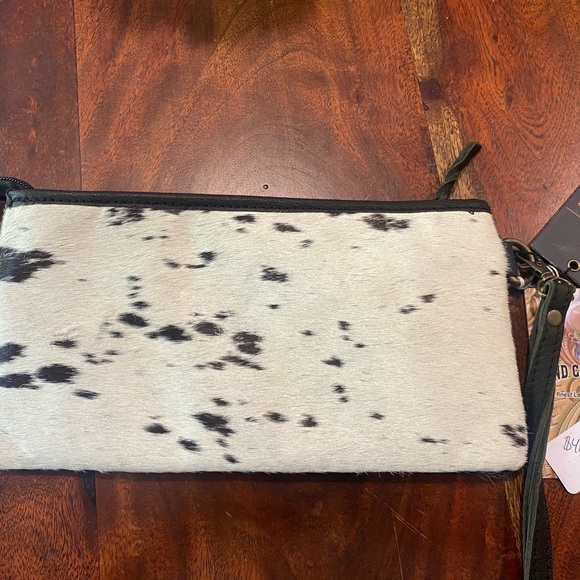 Medium sized clutch.  New with tags.  pd 40 asking 25 - Picture 2 of 9